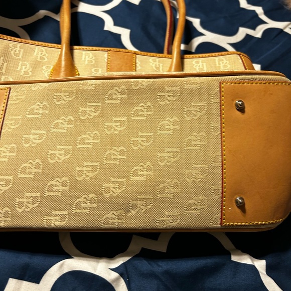Great used Dooney and bourke monogrammed cream and patina handled tote - Picture 3 of 10